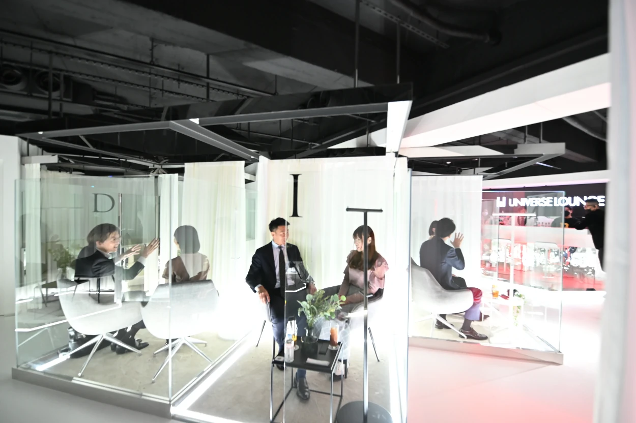 各ブースでトーク中